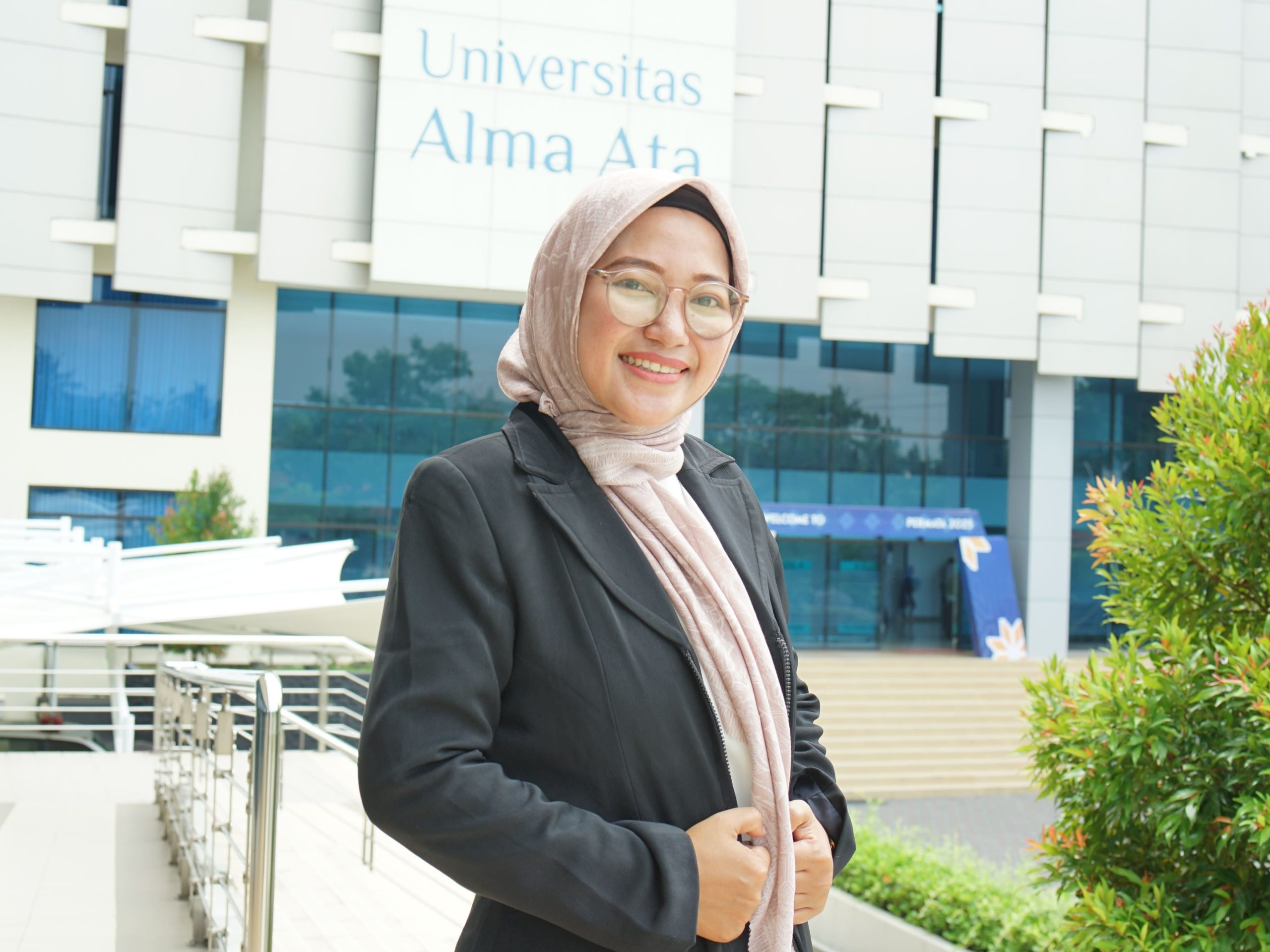 Anik, S.E., Sy., M.E..jpg - 2 Ratih Purbowisanti